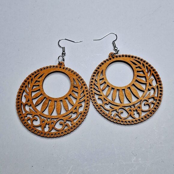 ROUND ornament style wood boho earrings - Picture 1 of 5